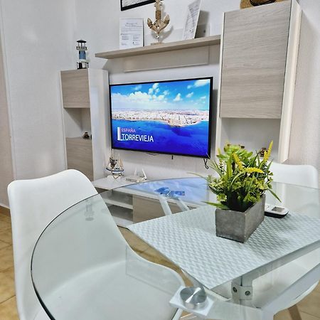 La Casa De Veronica - Serene Apartment With Shared Pool, Steps From The Beach Torrevieja Bagian luar foto