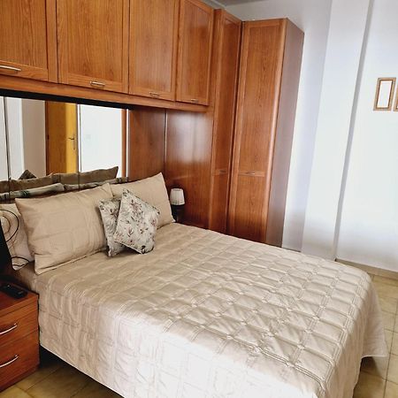 La Casa De Veronica - Serene Apartment With Shared Pool, Steps From The Beach Torrevieja Bagian luar foto