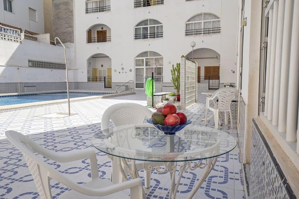 La Casa De Veronica - Serene Apartment With Shared Pool, Steps From The Beach Torrevieja Bagian luar foto
