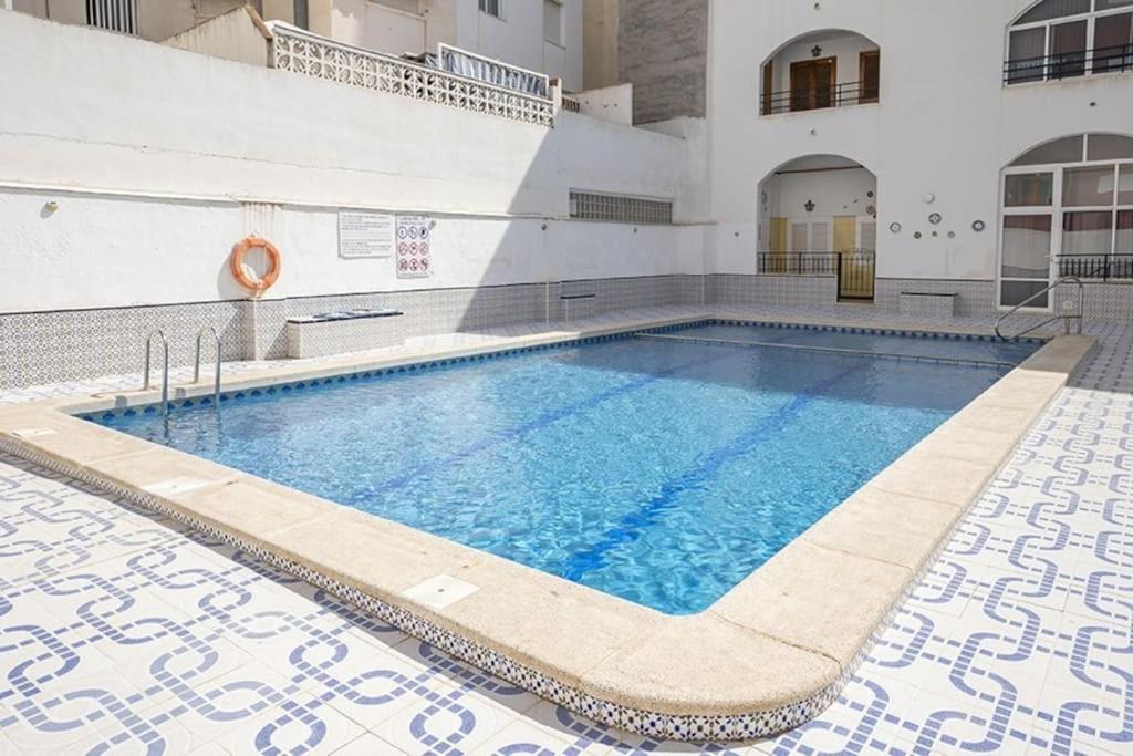 La Casa De Veronica - Serene Apartment With Shared Pool, Steps From The Beach Torrevieja Bagian luar foto