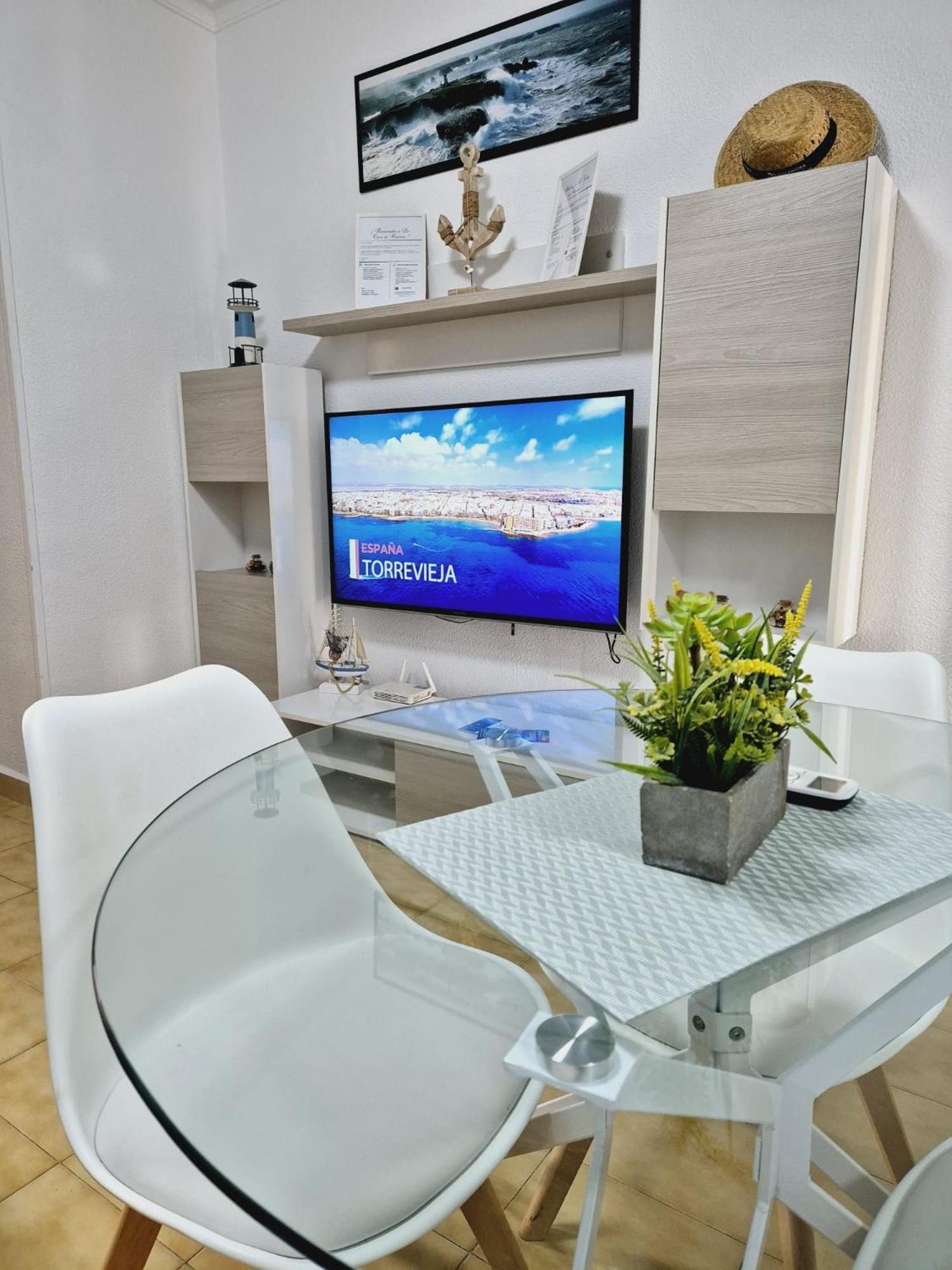 La Casa De Veronica - Serene Apartment With Shared Pool, Steps From The Beach Torrevieja Bagian luar foto
