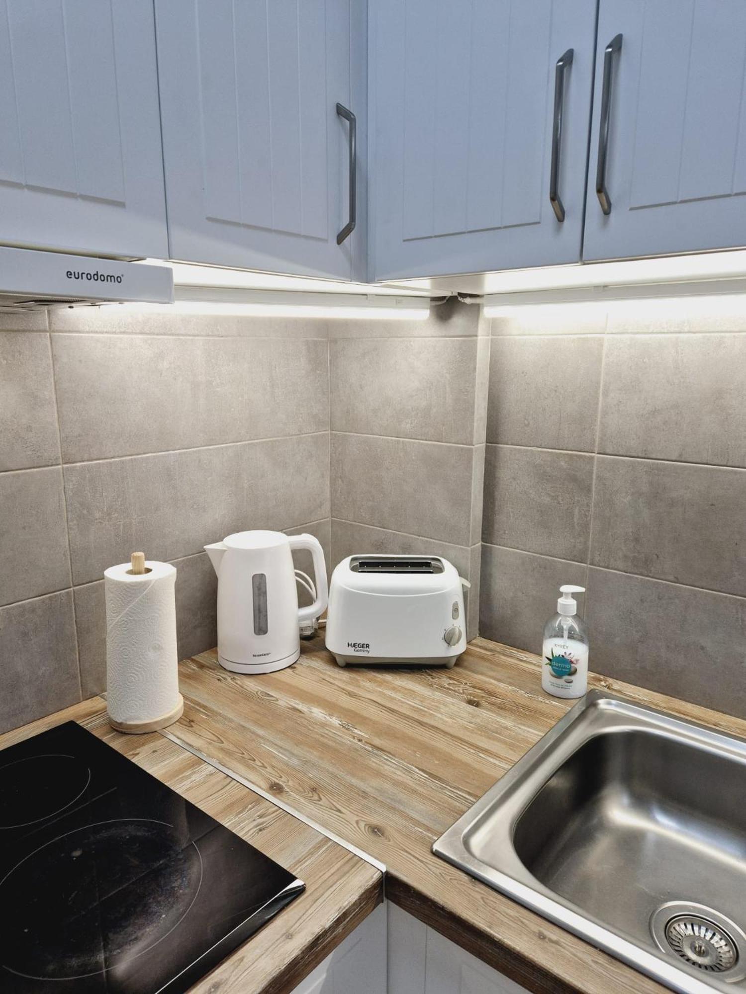La Casa De Veronica - Serene Apartment With Shared Pool, Steps From The Beach Torrevieja Bagian luar foto
