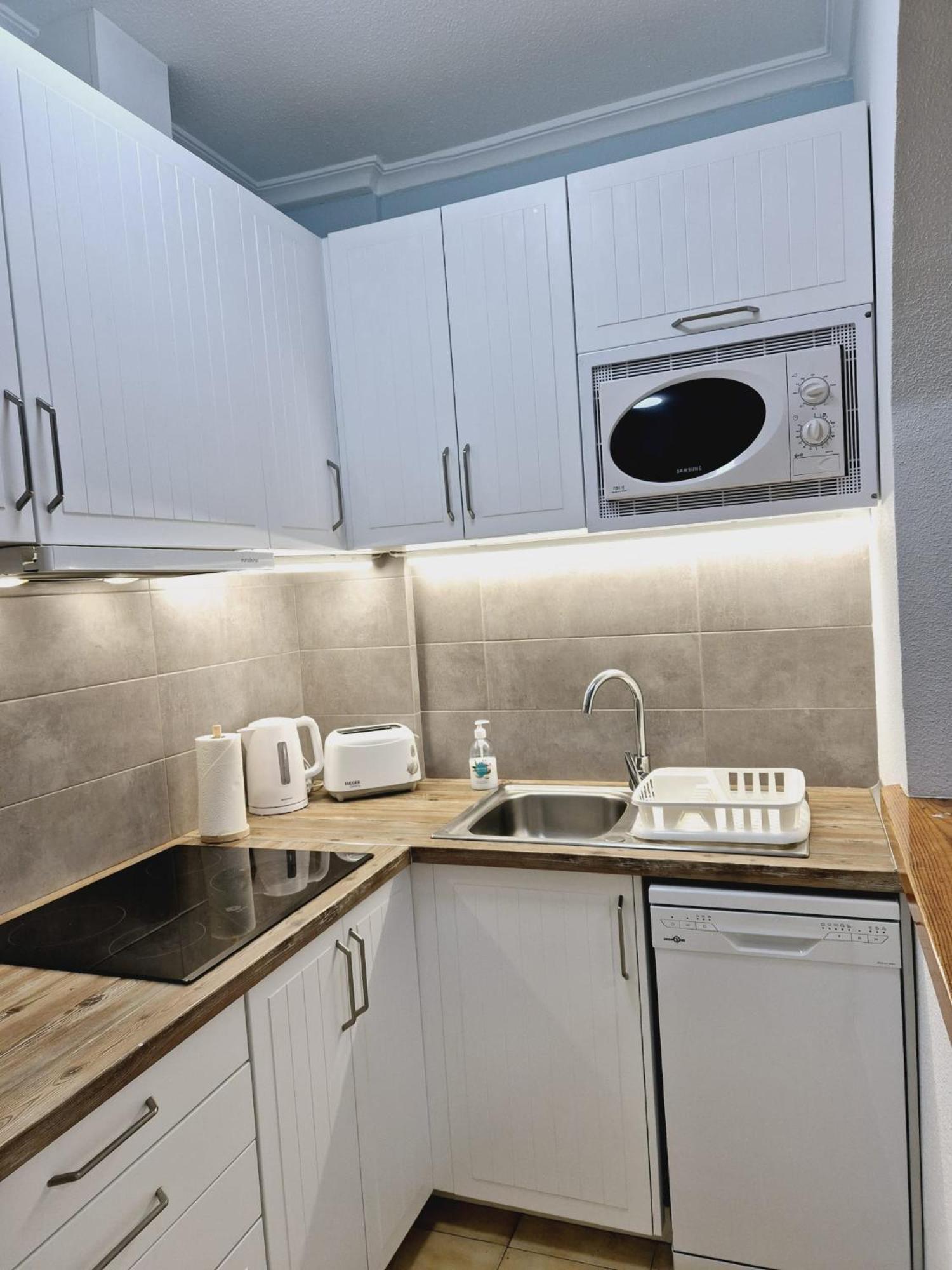 La Casa De Veronica - Serene Apartment With Shared Pool, Steps From The Beach Torrevieja Bagian luar foto