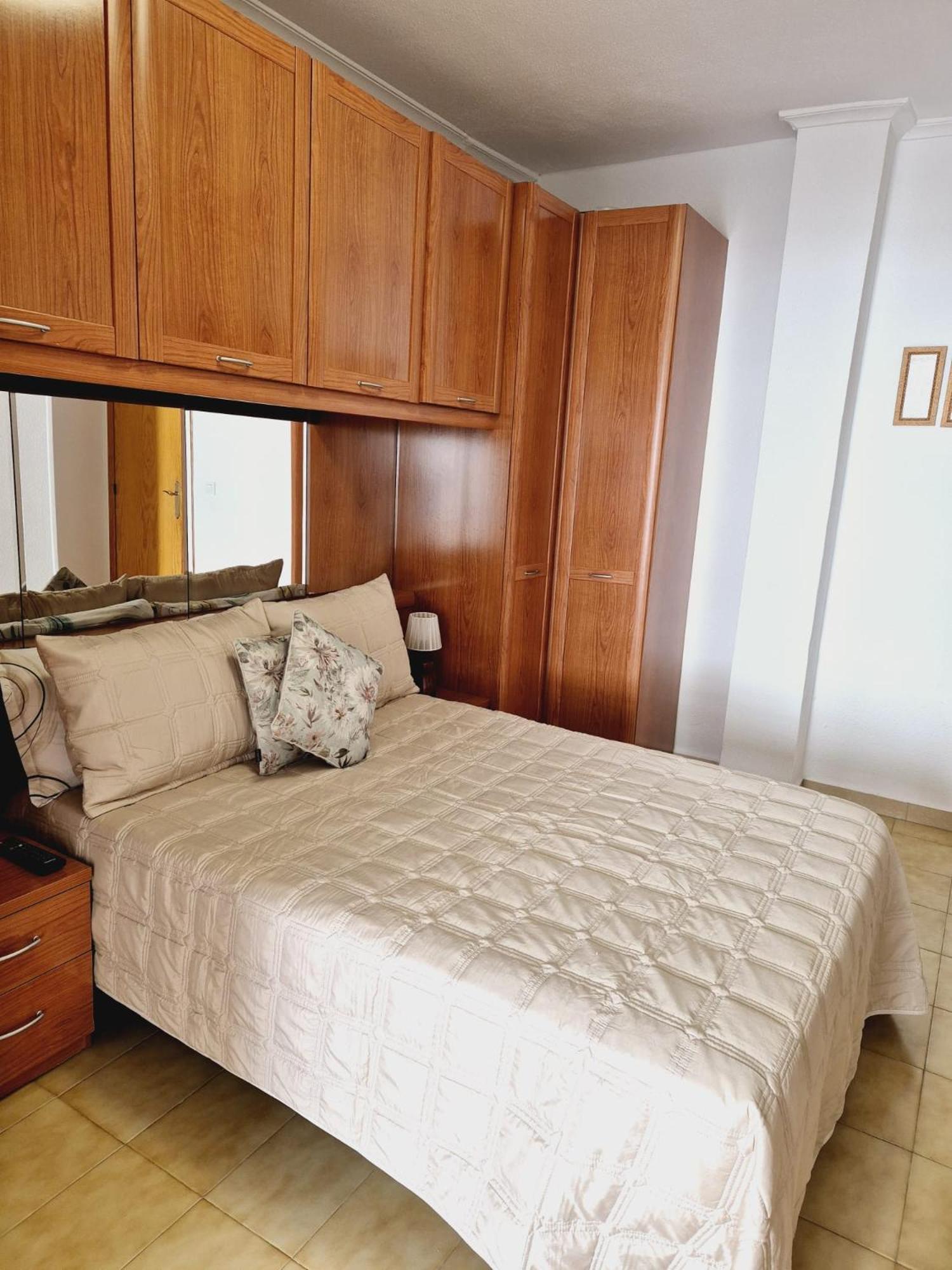 La Casa De Veronica - Serene Apartment With Shared Pool, Steps From The Beach Torrevieja Bagian luar foto