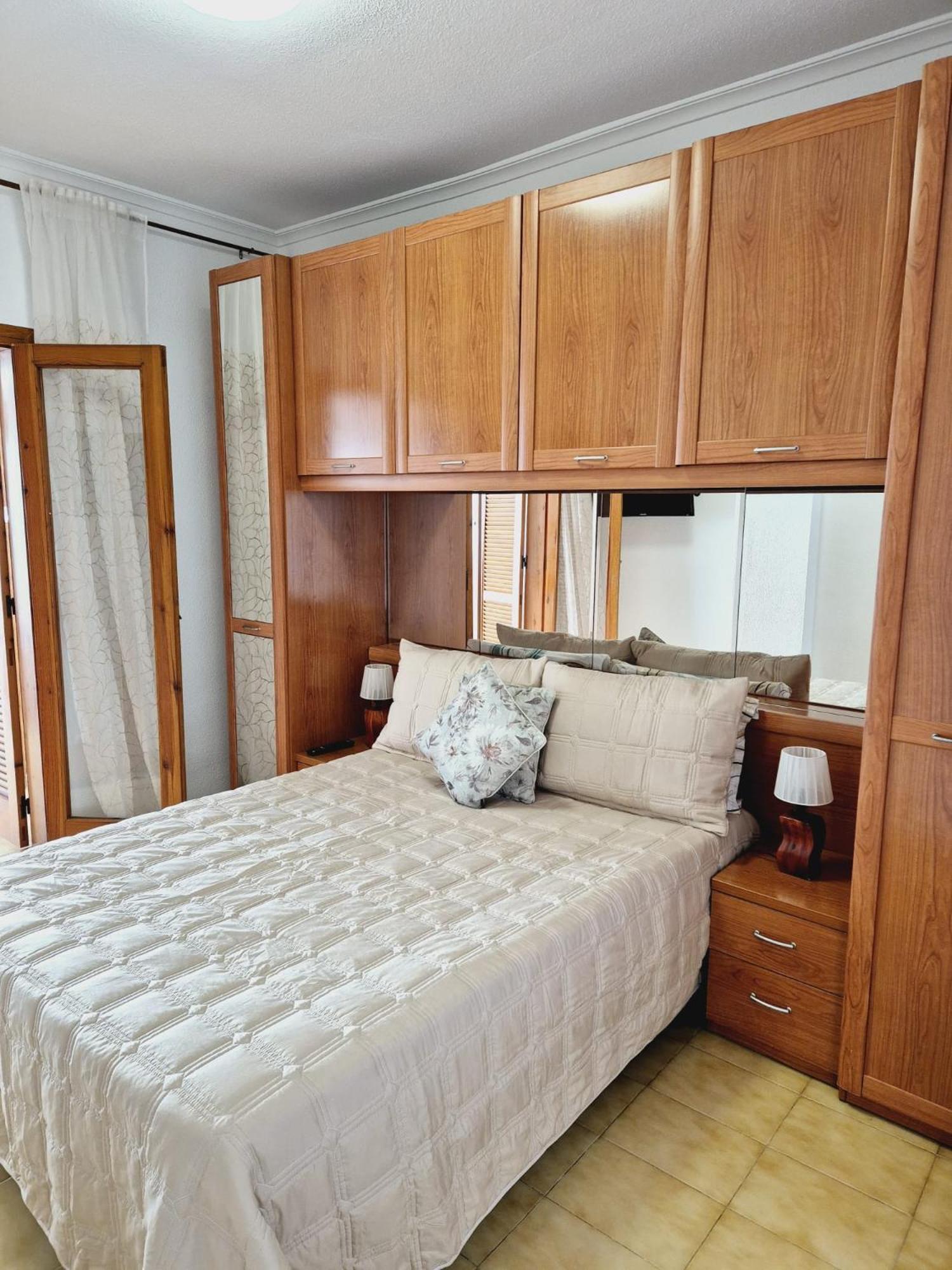 La Casa De Veronica - Serene Apartment With Shared Pool, Steps From The Beach Torrevieja Bagian luar foto