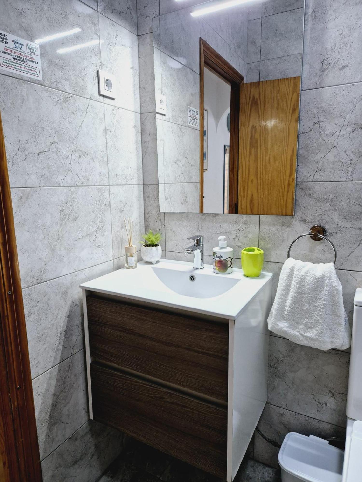 La Casa De Veronica - Serene Apartment With Shared Pool, Steps From The Beach Torrevieja Bagian luar foto