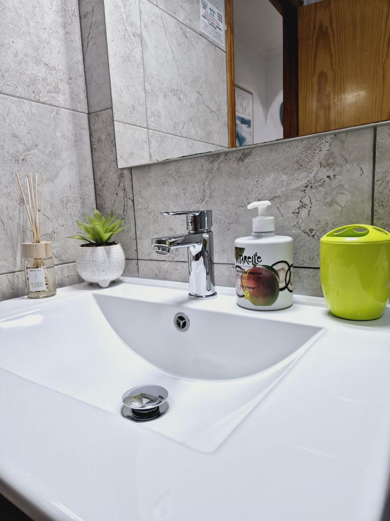 La Casa De Veronica - Serene Apartment With Shared Pool, Steps From The Beach Torrevieja Bagian luar foto