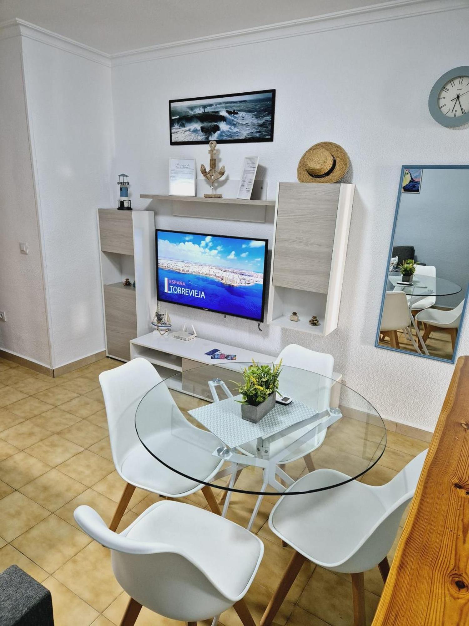La Casa De Veronica - Serene Apartment With Shared Pool, Steps From The Beach Torrevieja Bagian luar foto