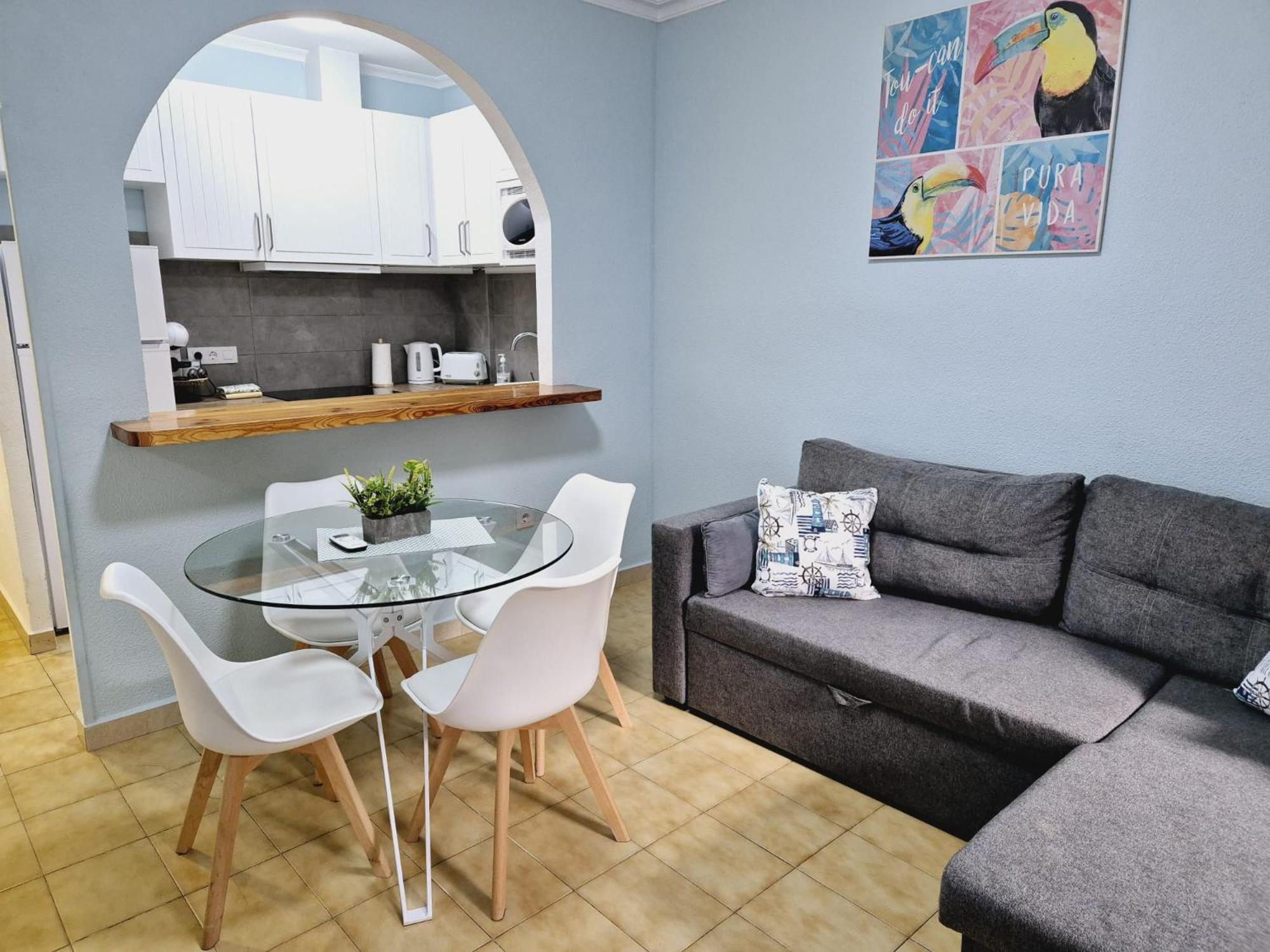 La Casa De Veronica - Serene Apartment With Shared Pool, Steps From The Beach Torrevieja Bagian luar foto