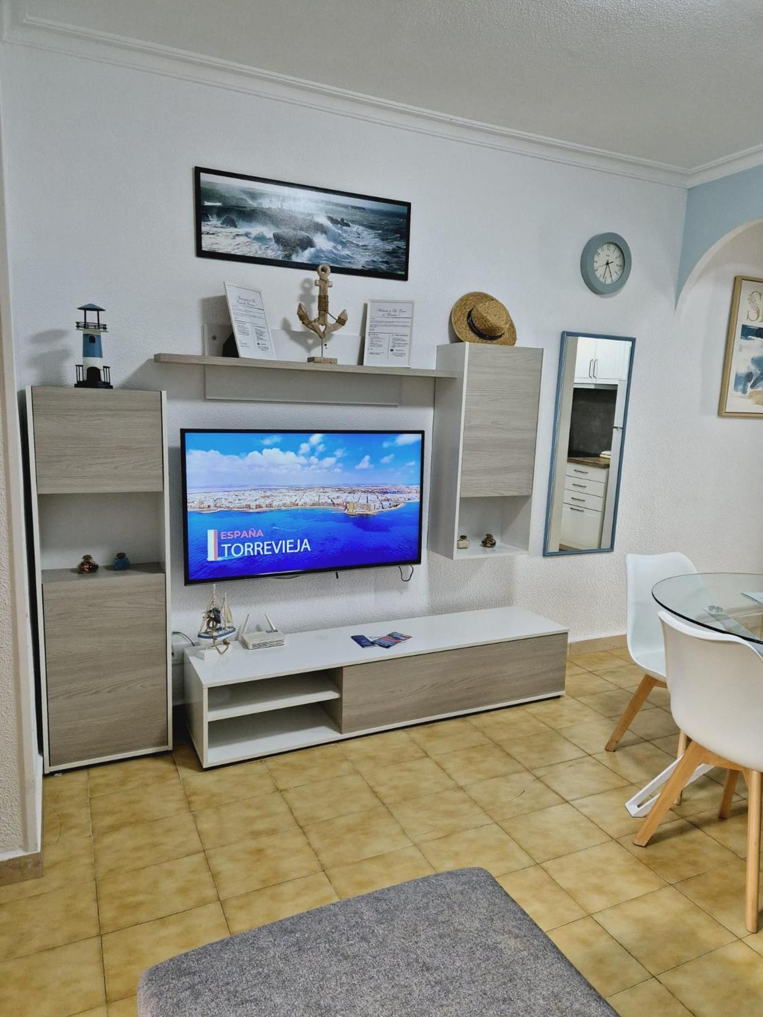 La Casa De Veronica - Serene Apartment With Shared Pool, Steps From The Beach Torrevieja Bagian luar foto